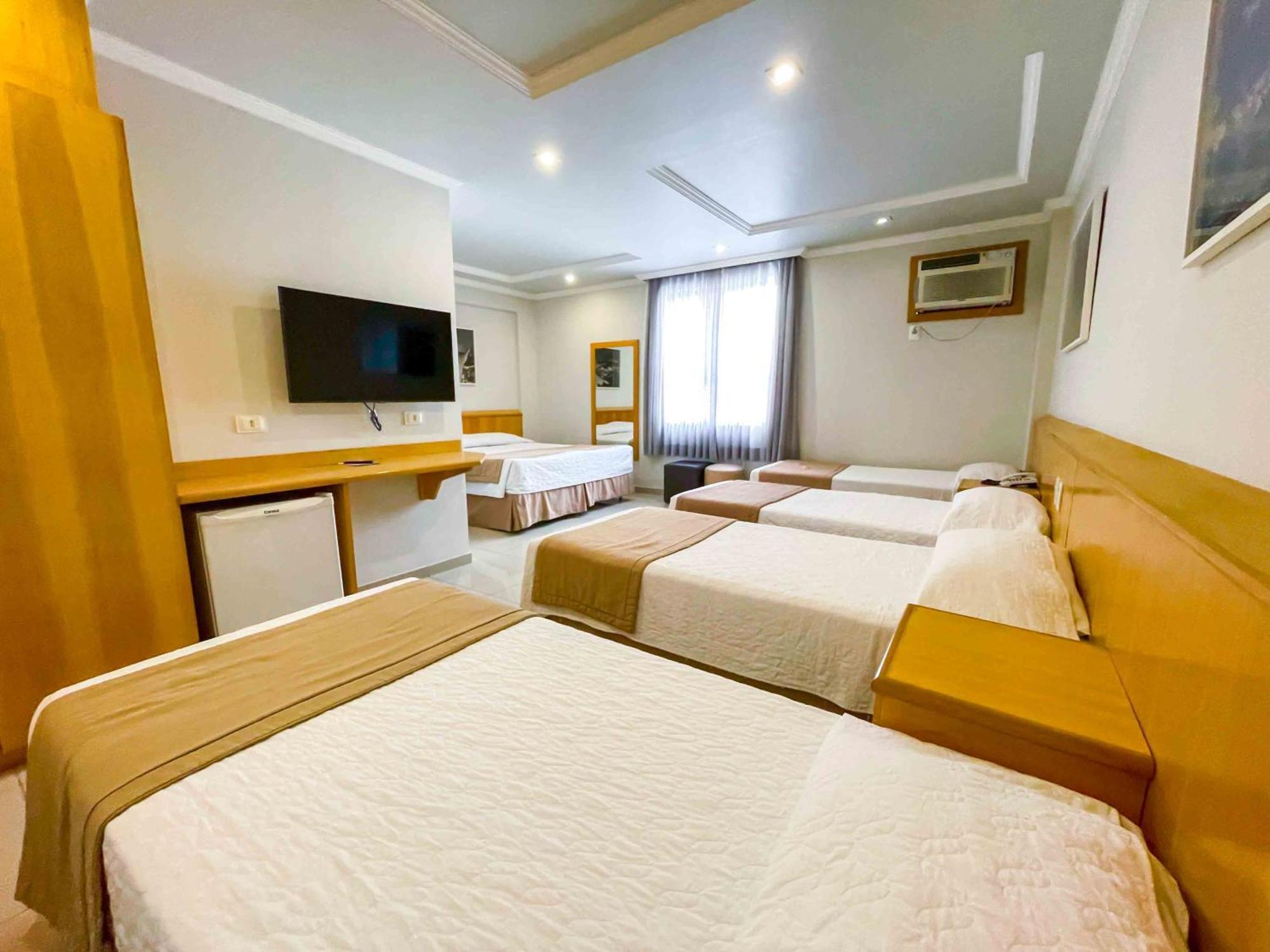 Family Room (6 Adults),1643168673:JPEG